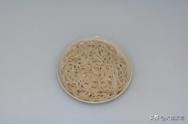 酸辣粉粉丝的家常做法，用最简单的材料做一碗香喷喷的酸辣粉