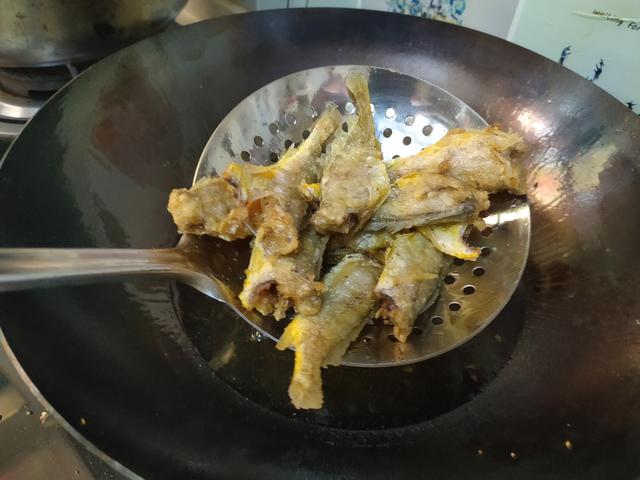 小黄鱼怎么炸才酥脆的，挂面糊还是裹淀粉