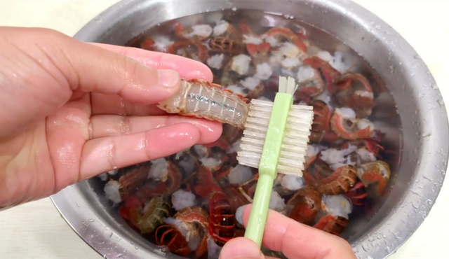 小龙虾怎么清洗，小龙虾清洗最简单的方法（清水洗小龙虾和没洗一样脏）