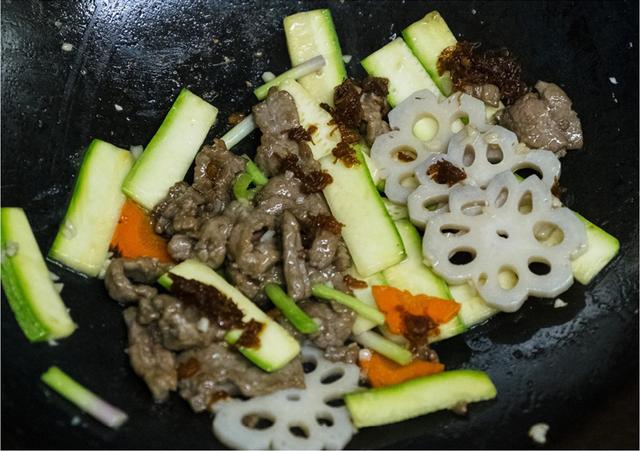 怎样腌制嫩牛肉片，腌制牛肉怎么做才鲜嫩（大厨一招就把牛肉变得又嫩又滑）
