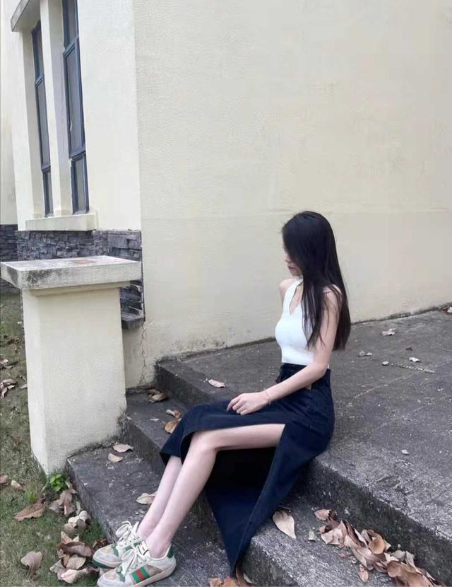 开叉裙子下面怎么穿搭，后面开叉裙怎么搭衣服好看（开叉半身裙搭配什么上衣好看）