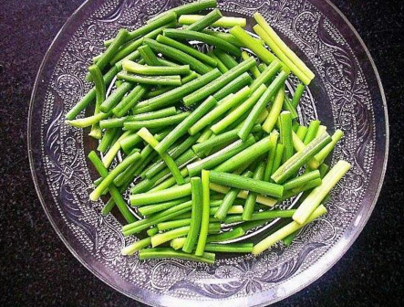 酸辣素茄子丝的做法，酸辣茄子丝怎么做好吃（营养均匀的美食）