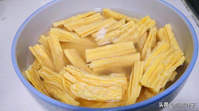 正确泡发干腐竹的方法，最忌直接丢在水里就泡
