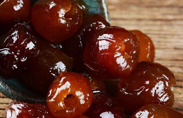 黑枣和红枣的区别，黑枣和红枣有什么区别（还有黑枣、蜜枣，怎么吃最合理）