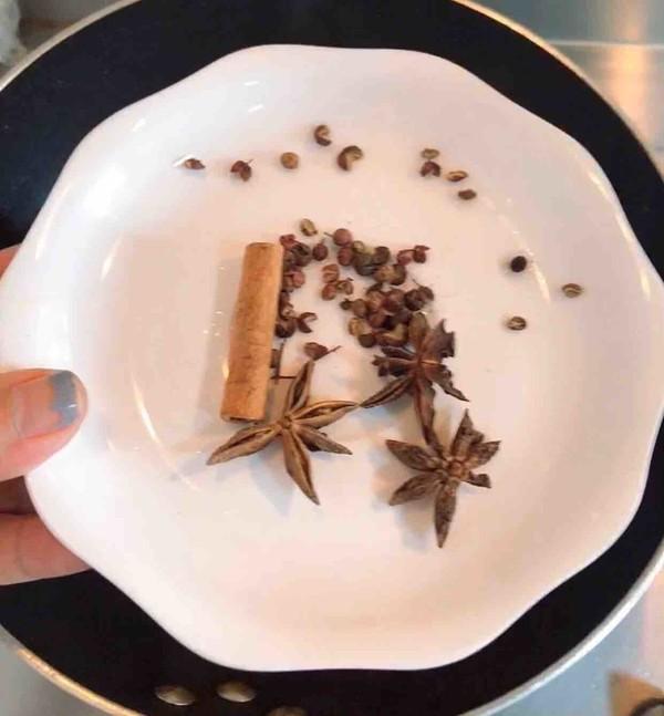 大盘鸡怎么做，家庭版正宗大盘鸡做法！（教你大盘鸡正宗做法）