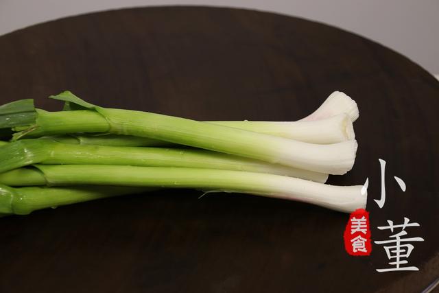 蒜苗炒鸡蛋怎么炒，蒜苗怎么做好吃又简单（蒜苗鸡蛋这样做才好吃）