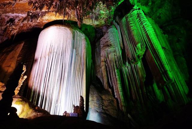 钟乳石是怎么形成的，钟乳石是怎样形成的（跟着世界自然遗产学知识）