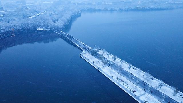 西湖断桥为什么叫断桥，杭州断桥的来源（西湖三怪：断桥不断）