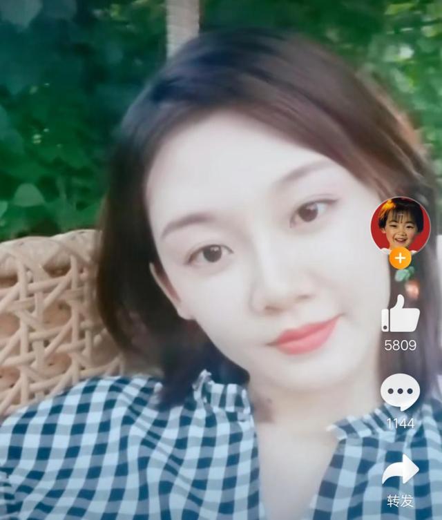 一字马女生是谁，一字马女生（郑恺妻子苗苗做高难度一字马）