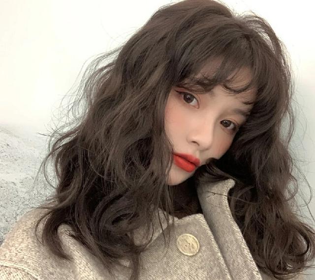 羊毛卷发型图片女，中长发烫发（不要再坚持你那万年不变的发型了）