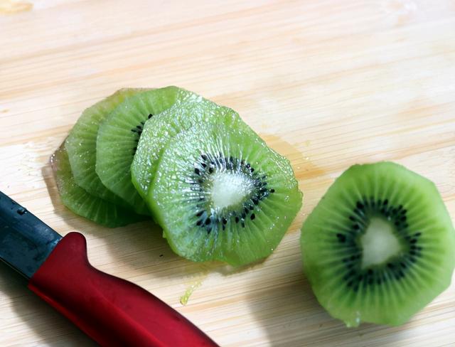 猕猴桃能放多久，猕猴桃软了放冰箱可以保存多久（我一买就是10斤）