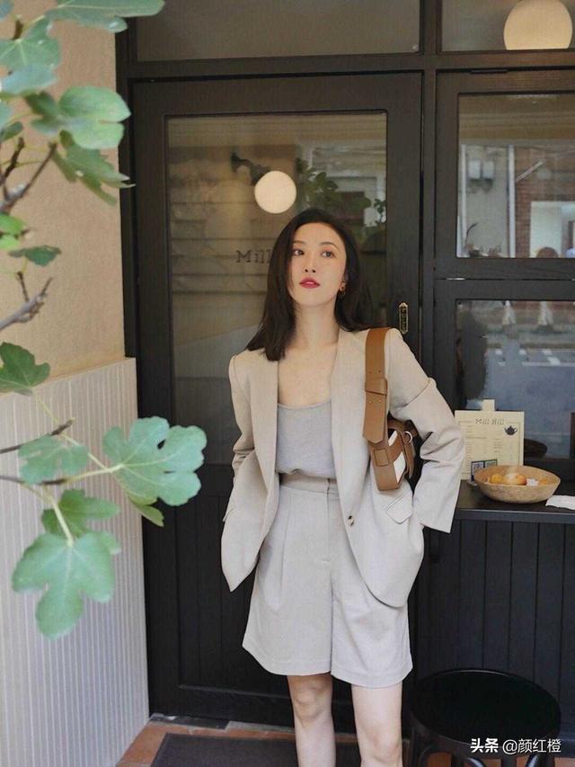 青灰色是什么颜色，正常的平菇是什么颜色（35+女性穿衣千万别盲从）