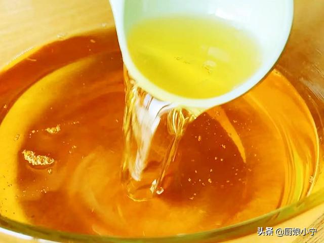 炸过的油怎么变清，炸过的食用油怎样变清（过年炸剩的旧油不要扔）