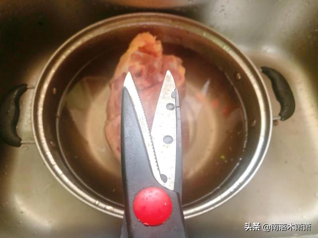 青椒炒鸡架的家常做法，青椒炒鸡架怎么做好吃（去市场两块五买了一个生鸡架）