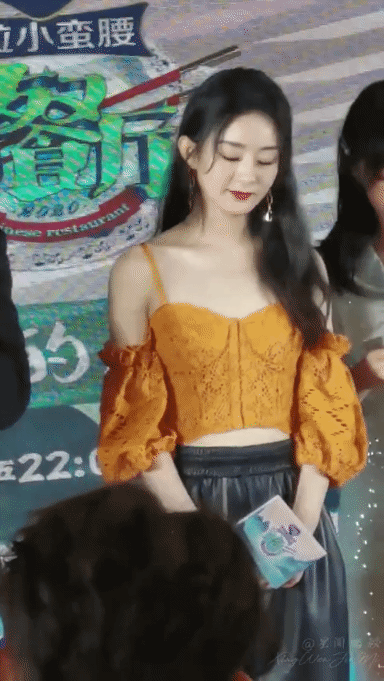 明星示范橘色衣服怎么搭配，橘色上衣搭配什么颜色最佳图片（穿橙色上衣搭配黑色皮裤）