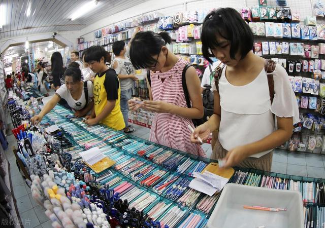 开文具店赚钱吗，开个文具店挣钱吗（山西大妈开文具店）