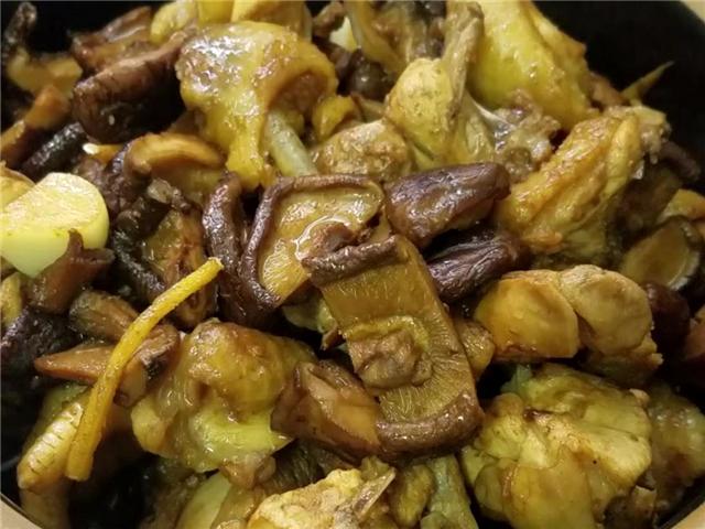 小鸡炖香菇怎么做呀，小鸡炖香菇怎么做好吃窍门（香气扑鼻的香菇炖鸡）
