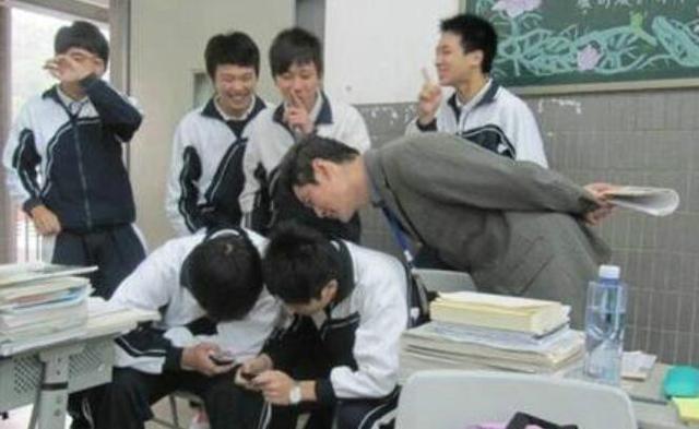 藏手机方法大全，怎么把书掏空藏手机（学生们“花式”藏手机的办法）