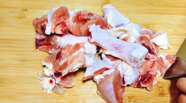 四川火锅鸡，四川正宗火锅底料配方（做成火锅鸡香辣好吃又过瘾）