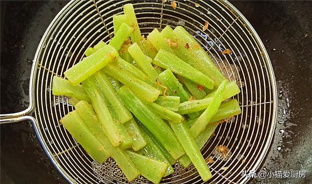干锅大虾怎么做，干锅虾的做法（下酒又下饭一大锅不够吃）