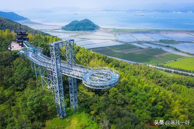 国内玻璃栈道旅游景点有哪些，分享给大家（造价500万玻璃栈道有着上帝视角）