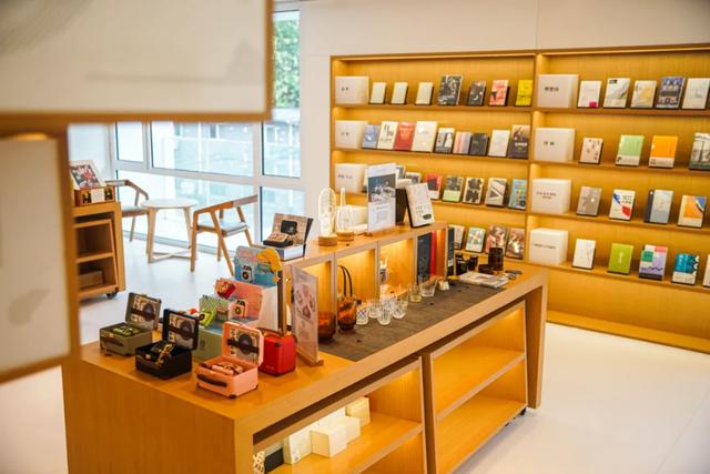 附近书店在哪个位置离我最近，离这里最近的文具店（厦门这些“有颜有料”的书店）