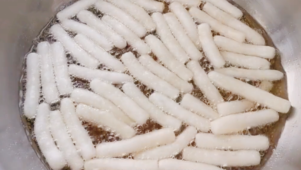 图片[6]-【江米条】做法步骤图 把糯米粉倒入滚烫开水里 出锅又酥又脆-起舞食谱网