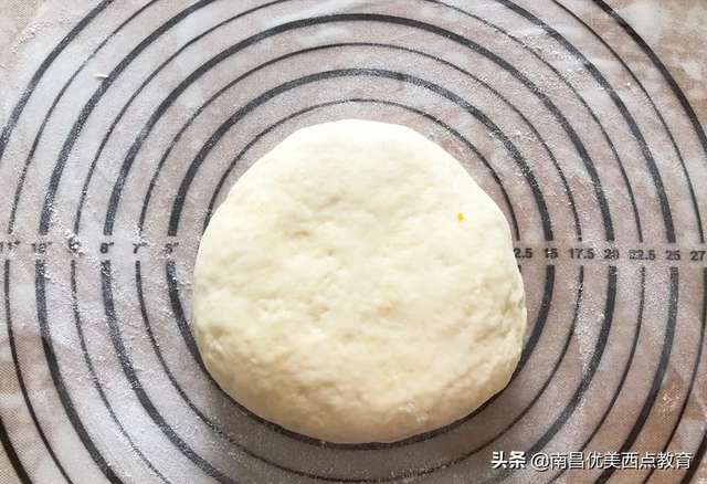 网红咸蛋黄饼干的做法，咸鸭蛋黄饼干（层次分明超级酥脆）