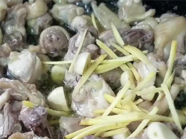 小鸡炖香菇怎么做呀，小鸡炖香菇怎么做好吃窍门（香气扑鼻的香菇炖鸡）