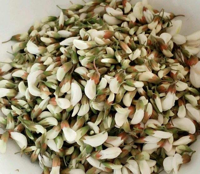 槐花饺子放韭菜好吃还是放葱好吃，槐花饺子馅怎么做好吃（农村婆婆包的槐花饺子）