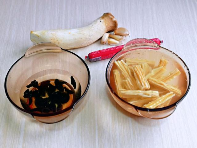 腐竹木耳怎么炒，腐竹木耳怎么炒好吃（木耳和腐竹搭配一起炒）