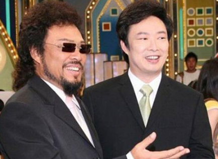 现在小哥费玉清过得怎么样，64岁的费玉清退出神坛