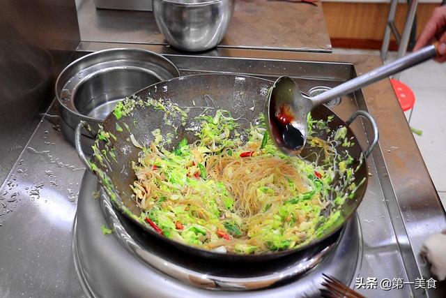 粉丝用冷水泡还是热水，干粉丝用冷水浸泡还是开水（粉丝不能泡软就炒）