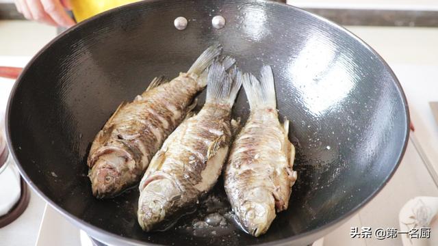 煎鲫鱼的家常做法，鲫鱼常见的4种家常做法（煎鱼要记住这两点）