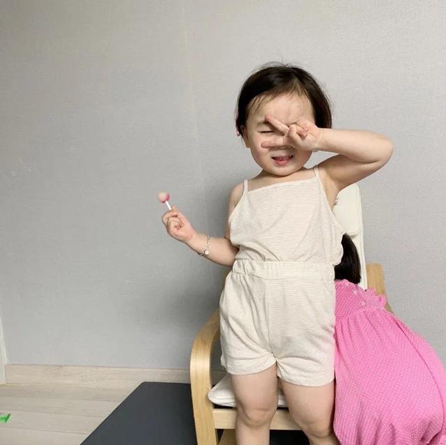 黄夏温哪里人，黄夏温人字拖同款（哈温的拍照姿势还是很专业的）