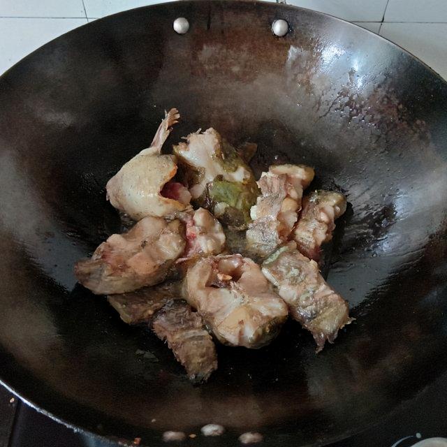 红烧鲶鱼的做法，红烧鲶鱼怎么做（红烧鲶鱼，肉质鲜嫩，鲜香入味）