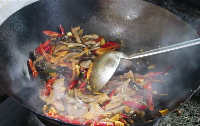 泡椒猪肝怎么炒，爆炒猪肝怎么做又嫩又好吃（潘哥教你做泡椒炒猪肝）