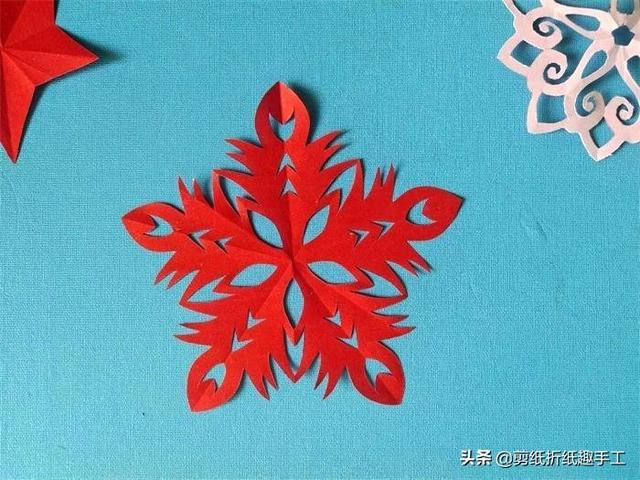 剪五角星的步骤最简单方法，超级简单的五角星怎么剪（剪纸手工教程：五角星怎么剪）