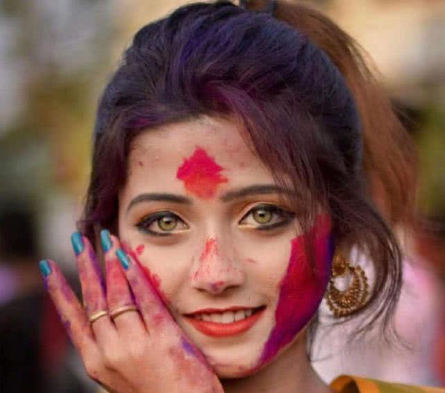 曾经有人在印度拍到一位女孩的脸,因为其棕色大眼与众不同,一下子被