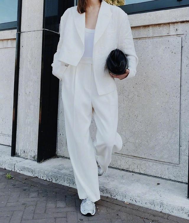 黑与白的服装碰撞，白加黑的衣服（黑与白的碰撞，你心动了吗）