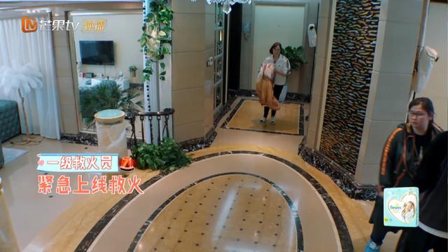 姜潮家境天涯，姜潮的家庭背景（亲妈背名牌包第一次见面送麦迪娜金镯）