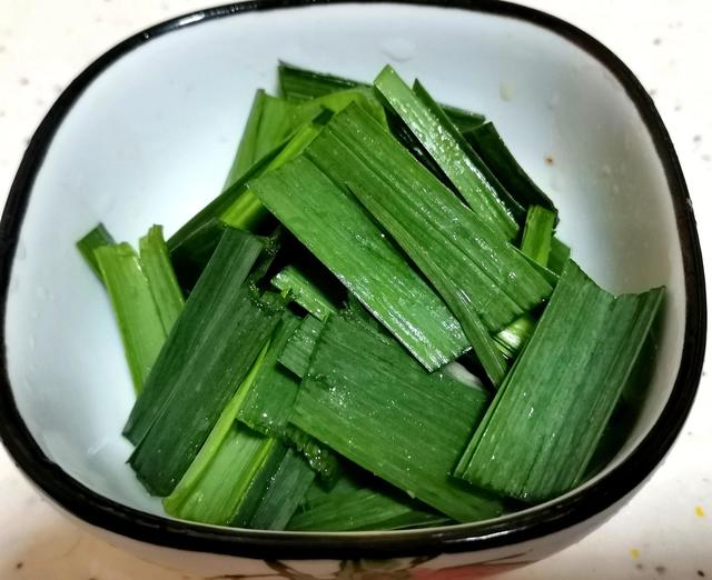 四川腊肠的吃法，四川正宗麻辣腊肠的家常做法（川味腊肠不要直接下锅炒）