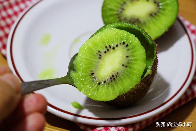 猕猴桃怎么剥皮，猕猴桃怎么剥皮好（分享个很实用的储存方法）