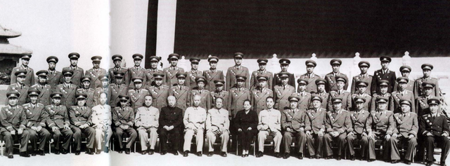 1954年，中央要给毛主席授大元帅军衔，主席：大元帅？你靠边站吧