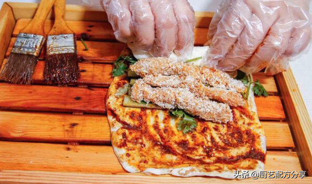 卷饼皮的做法，卷饼皮的做法大全（小伙这些年就靠这个谋生买房）