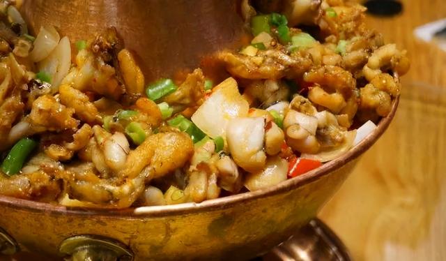 火锅牛蛙煮多久，火锅牛蛙的家常做法（网红菜铜锅炭火牛蛙）