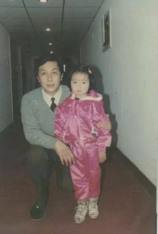 唐国强两段情：前妻除夕夜自杀，二婚娶小12岁妻子，成人生赢家
