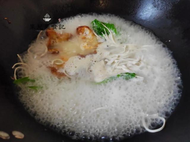 华兴街煎蛋面的做法，怎么做煎蛋面（用这方法做清汤煎蛋面）