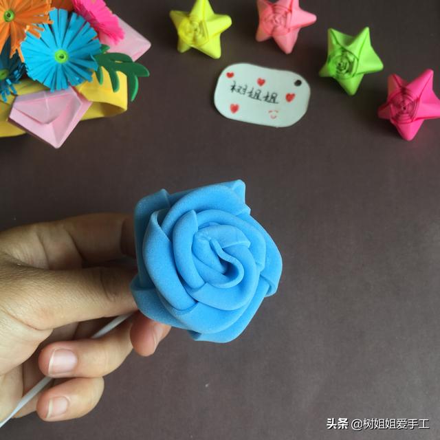 纸玫瑰花教程一步一步图解，用纸折玫瑰花的步骤图（简单又经典的手折玫瑰花折法图解）