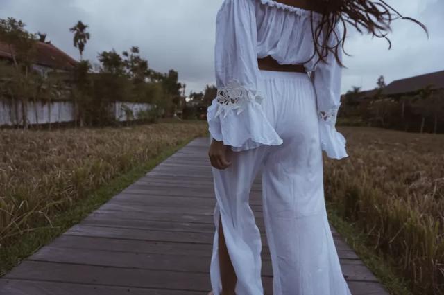 俗人自嘲的句子，俗人自嘲的句子图片（愚者嘲他人，智者善自嘲）